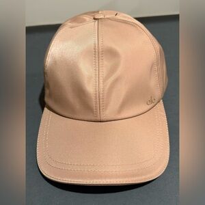 Alo Yoga performance off duty cap